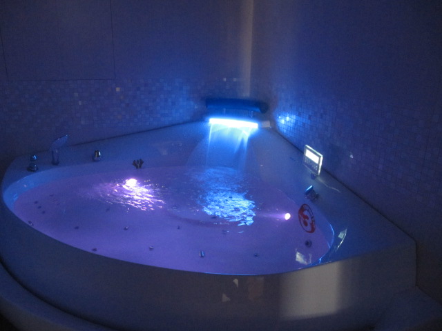 Гидромассажная ванна с подсвечиваемым водопадом