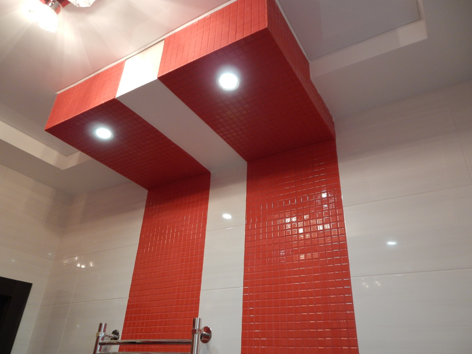 Красный цвет в ремонте и интерьере ванной