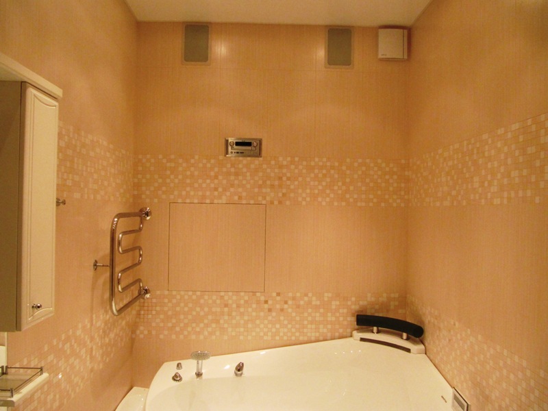 Ванная комната выполнена в светлых розовых тонах