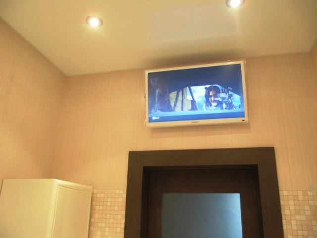 Телевизор в ванной комнате