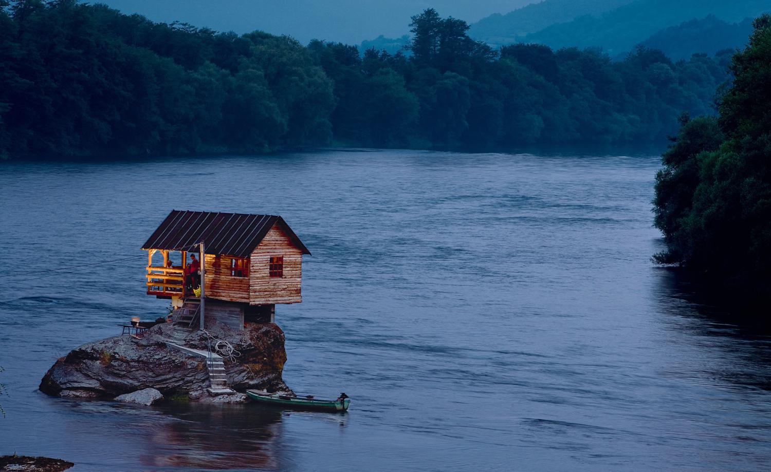 Дом отшельника на реке в Сербии
